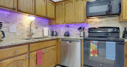 Canyon Lake Townhome w/ Balcony, Deck & Yard!
