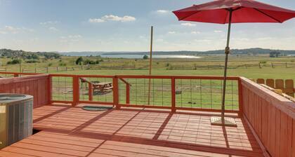 Walk to Canyon Lake! Townhome w/ Deck & Yard