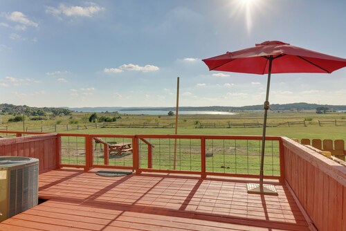 Canyon Lake Townhome w/ Balcony, Deck & Yard!