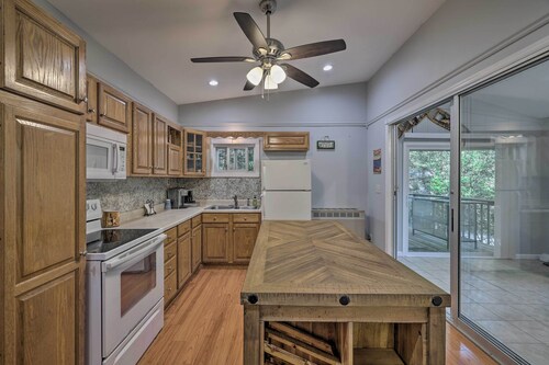 22 Mi to Ski Big Bear! Lake Wallenpaupack Getaway