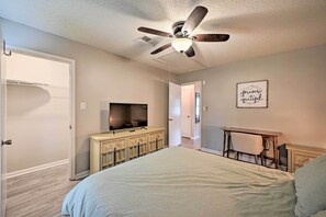 Apartment (2 Bedrooms) | 2 bedrooms, laptop workspace, iron/ironing board, bed sheets