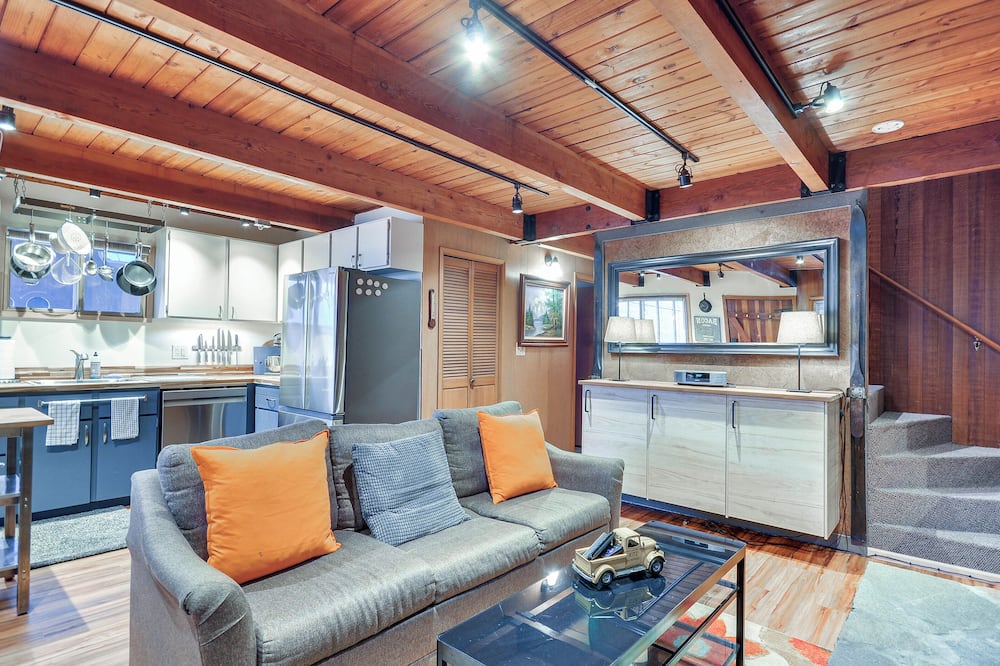 Inviting Mt Hood Cabin w/ Porch: 1 Mi to Skibowl! - Pine Hollow