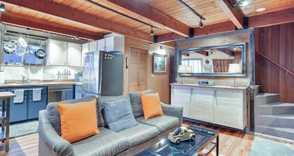 Inviting Mt Hood Cabin w/ Porch: 1 Mi to Skibowl!