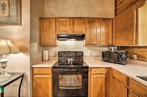 House (0 Bedroom) | Interior - Studio w/ Deck: Near Thorncrown Chapel & Lakes (Eureka Springs)