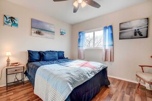 House (3 Bedrooms) | 3 bedrooms, desk, iron/ironing board, bed sheets - Family Home w/ Sunroom & Fire Pit! (New Braunfels)