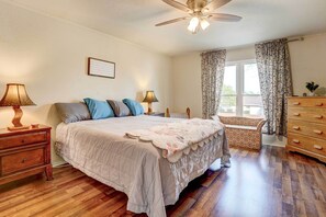 House (3 Bedrooms) - Family Home w/ Sunroom & Fire Pit! (New Braunfels)