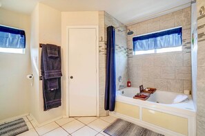 Bathtub - Family Home w/ Sunroom & Fire Pit! (New Braunfels)