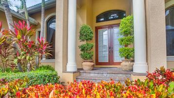 Villa (6 Bedrooms) | Front of property