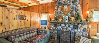 Northern Michigan Lake House w/ Boat Dock + Kayaks