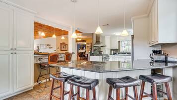 House (5 Bedrooms) | Interior