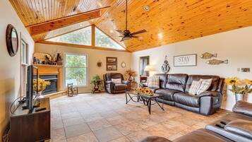 House (5 Bedrooms) | Interior