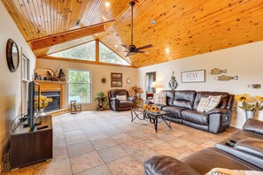 House (5 Bedrooms) | Interior