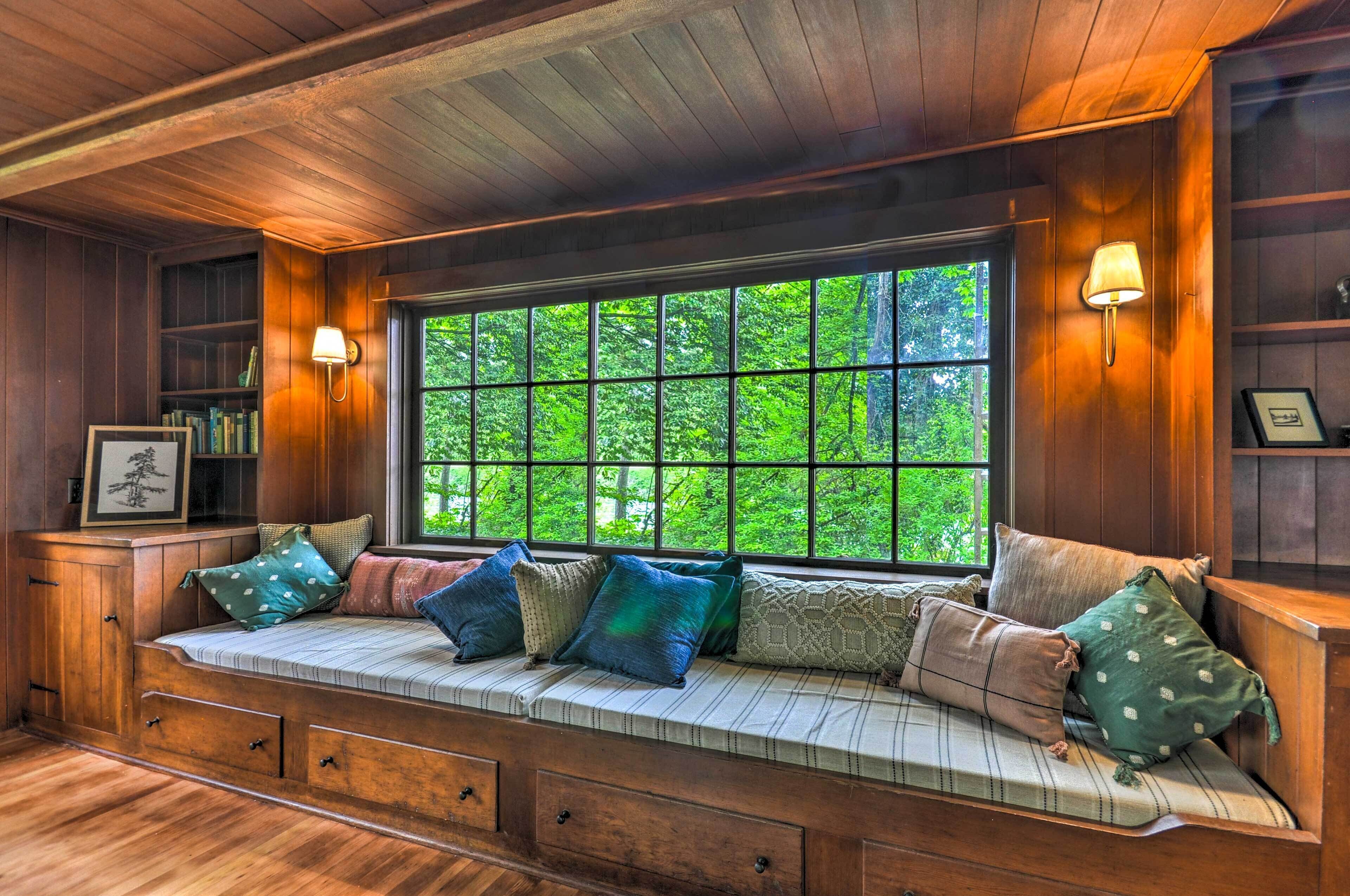 Peaceful + Elegant Cottage w/ Riverside View