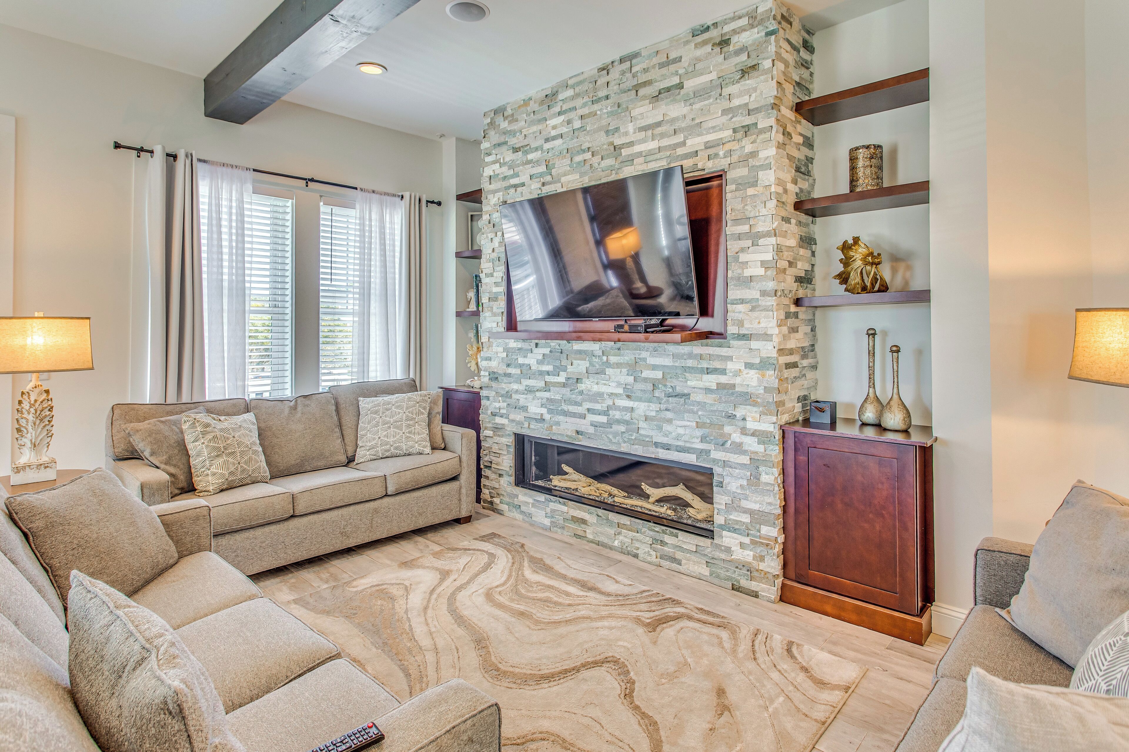 House (4 Bedrooms) | Living area | TV, fireplace, books