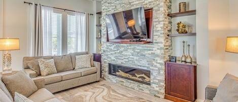 Casa (4 Bedrooms) | Área de sala de estar | Televisión, chimenea y libros