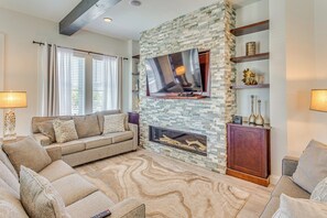 ハウス (4 Bedrooms) | リビング エリア | テレビ、暖炉、書庫