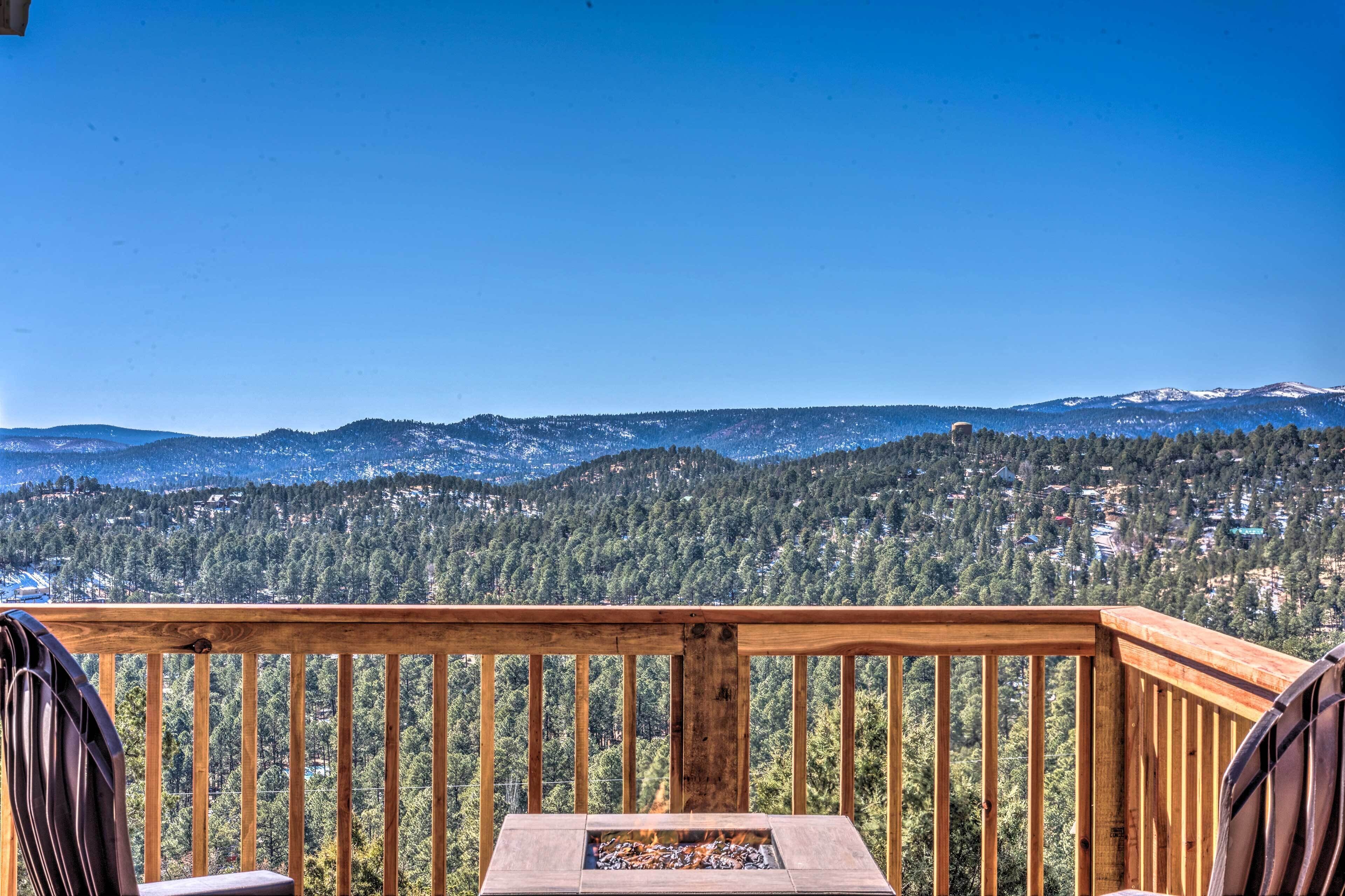 Mountains Majesty Cabin w/ Hot Tub & Mtn Views!