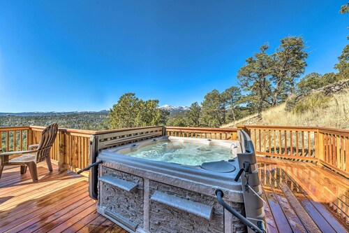 Mountains Majesty Cabin w/ Hot Tub & Mtn Views!