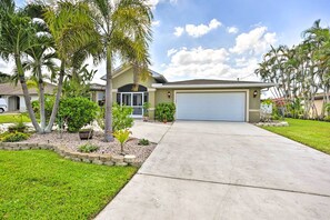 Interior - 1 Mi to Dtwn: Sun-soaked Cape Coral Getaway! (Cape Coral)