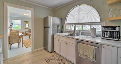 Bright Carolina Beach Cottage w/ Yard & Grill
