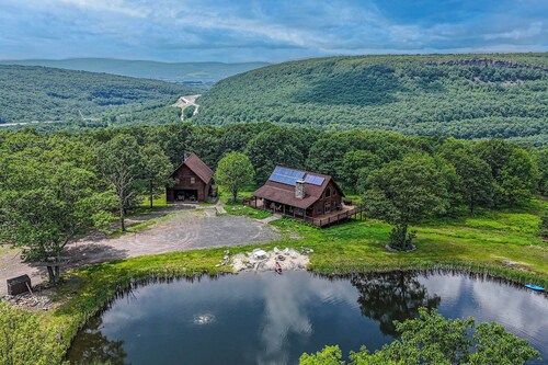 Quiet Snow Estate Retreat in the Poconos