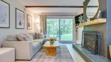 Căn hộ (2 Bedrooms) | Khu phòng khách | TV, sách