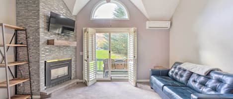 Apartment (0 Bedroom) | Living area | Flat-screen TV, fireplace