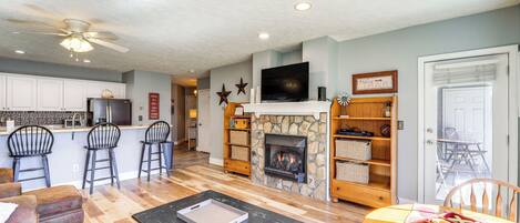 Leilighet (2 Bedrooms) | Oppholdsområde | Peis og TV-spill