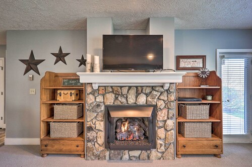6 Mi to Skiing: Mtn-view Condo in Seven Devils