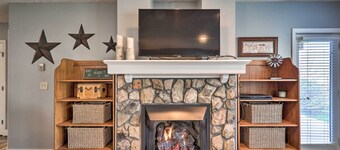 6 Mi to Skiing: Mtn-view Condo in Seven Devils