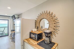 Interior - Breezy Beachfront Condo in Heart of Corpus Christi (Corpus Christi)