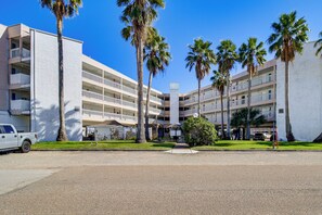 Interior - Breezy Beachfront Condo in Heart of Corpus Christi (Corpus Christi)