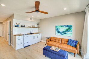 Interior - Breezy Beachfront Condo in Heart of Corpus Christi (Corpus Christi)