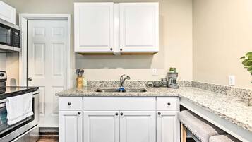 Apartemen (0 Bedroom) | Dapur pribadi | Microwave, oven, kompor, dan peralatan masak/sendok-piring