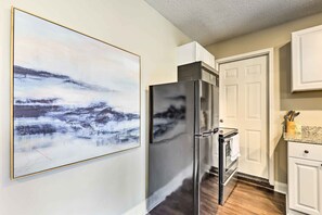 Apartment (0 Bedroom) | Interior - Modest Huntsville Studio w/ Full Kitchen! (Huntsville)