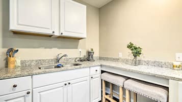 Apartemen (0 Bedroom) | Dapur pribadi | Microwave, oven, kompor, dan peralatan masak/sendok-piring