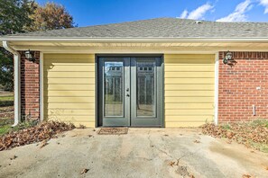 Interior - Modest Huntsville Studio w/ Full Kitchen! (Huntsville)