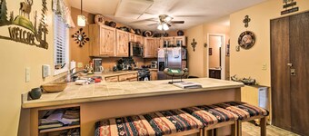 Mountain-view Angel Fire Condo: Walk to Skiing