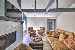 電視、壁爐、書籍