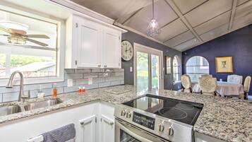 House (4 Bedrooms) | Private kitchen | Paper towels