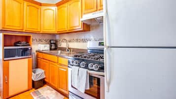 Apartment (2 Bedrooms) | Private kitchen | Microwave, oven, stovetop, blender