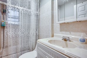 Apartment (2 Bedrooms) | Interior - West New York Apartment ~ 7 Mi to Manhattan! (West New York)