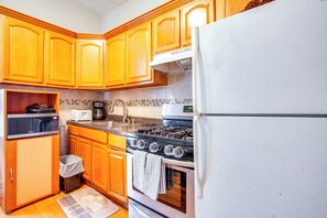 Apartment (2 Bedrooms) | Interior - West New York Apartment ~ 7 Mi to Manhattan! (West New York)
