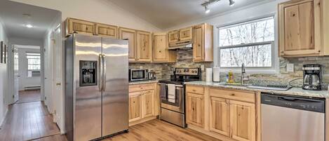 House (3 Bedrooms) | Private kitchen | Microwave, blender, paper towels