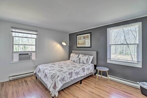 3 bedrooms, bed sheets - Sleek Albrightsville Home w/ Deck, Game Room (Albrightsville)