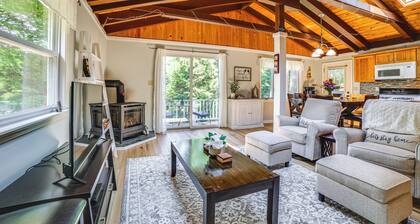 Breathtaking Newbury Cottage w/ Deck on Chalk Pond