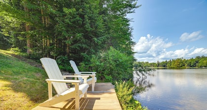 Breathtaking Newbury Cottage w/ Deck on Chalk Pond