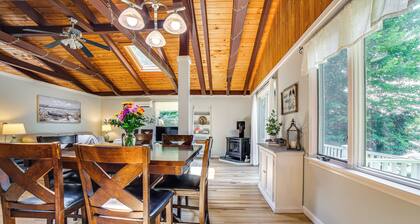 Breathtaking Newbury Cottage w/ Deck on Chalk Pond