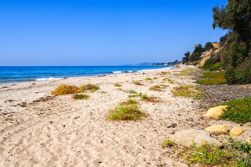 Cozy Cali Condo, Walk to Summerland Beach!