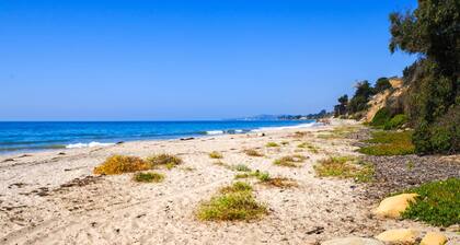 Cozy Cali Condo, Walk to Summerland Beach!